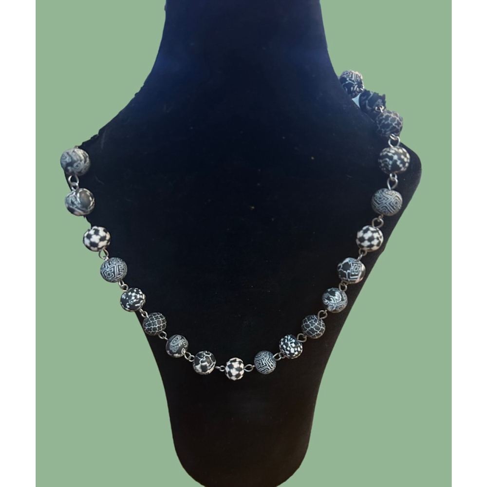 Women's Jilzara premium clay beads Necklace Black and White